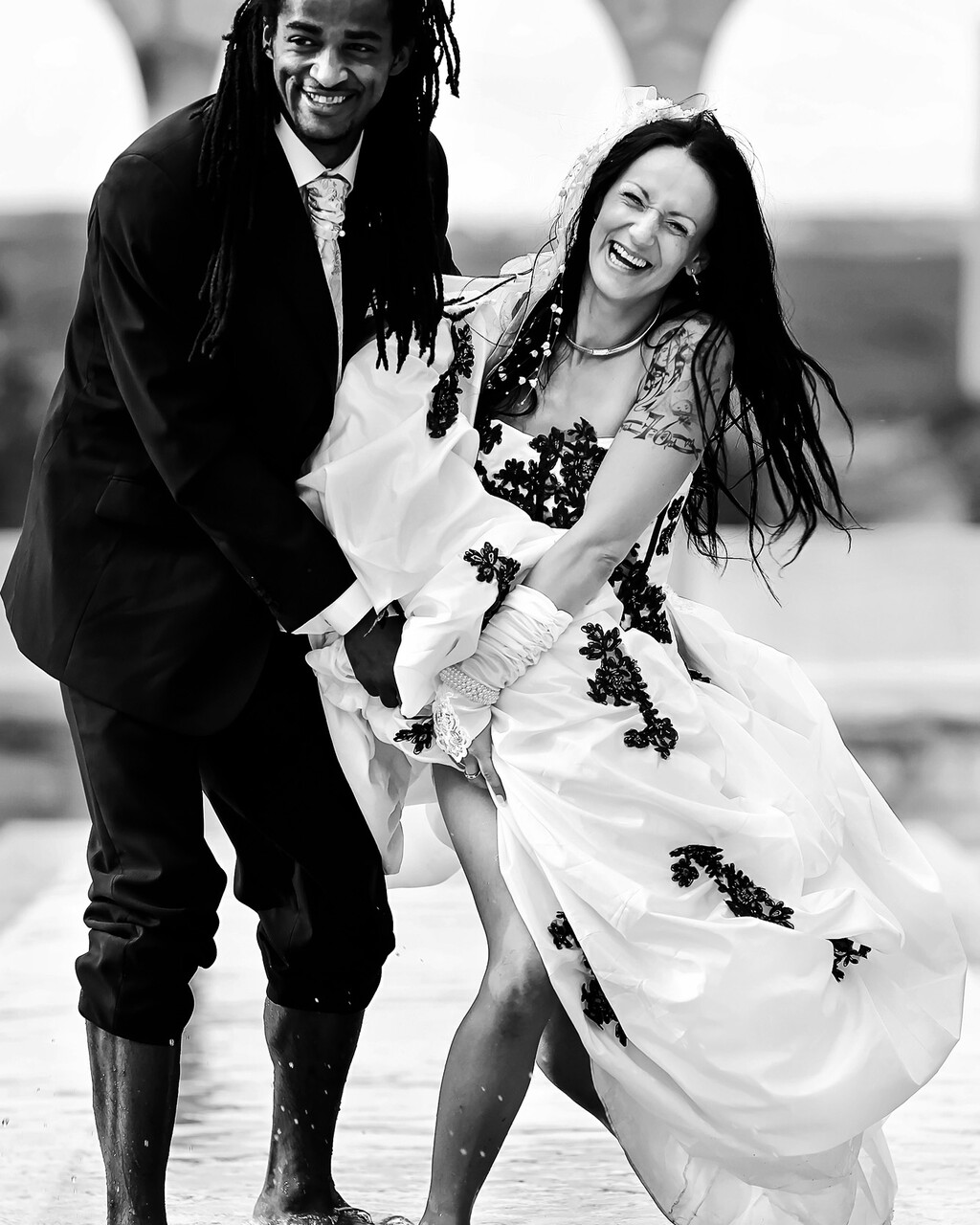Portrait de mariée en noir et blanc avec bouquet réalisé à Gap