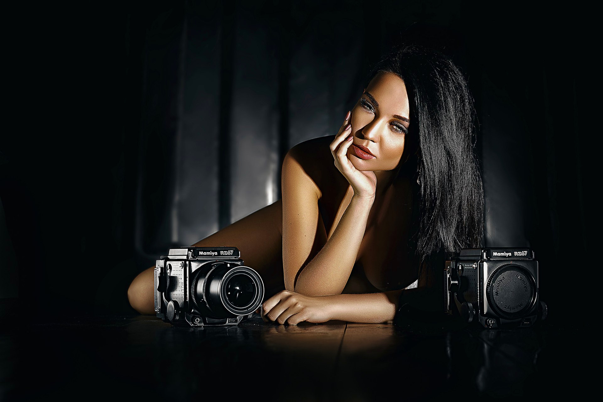 Portrait éditorial en clair-obscur avec deux Mamiya RZ67 pour un client de Gap