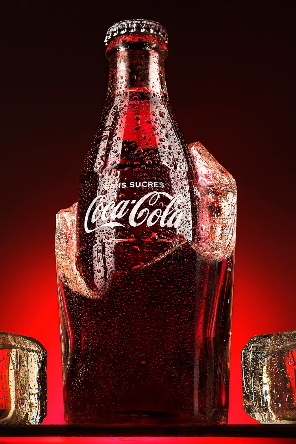 Packshot publicitaire de bouteille de soda sur glace, photographie produit en studio mobile à Gap