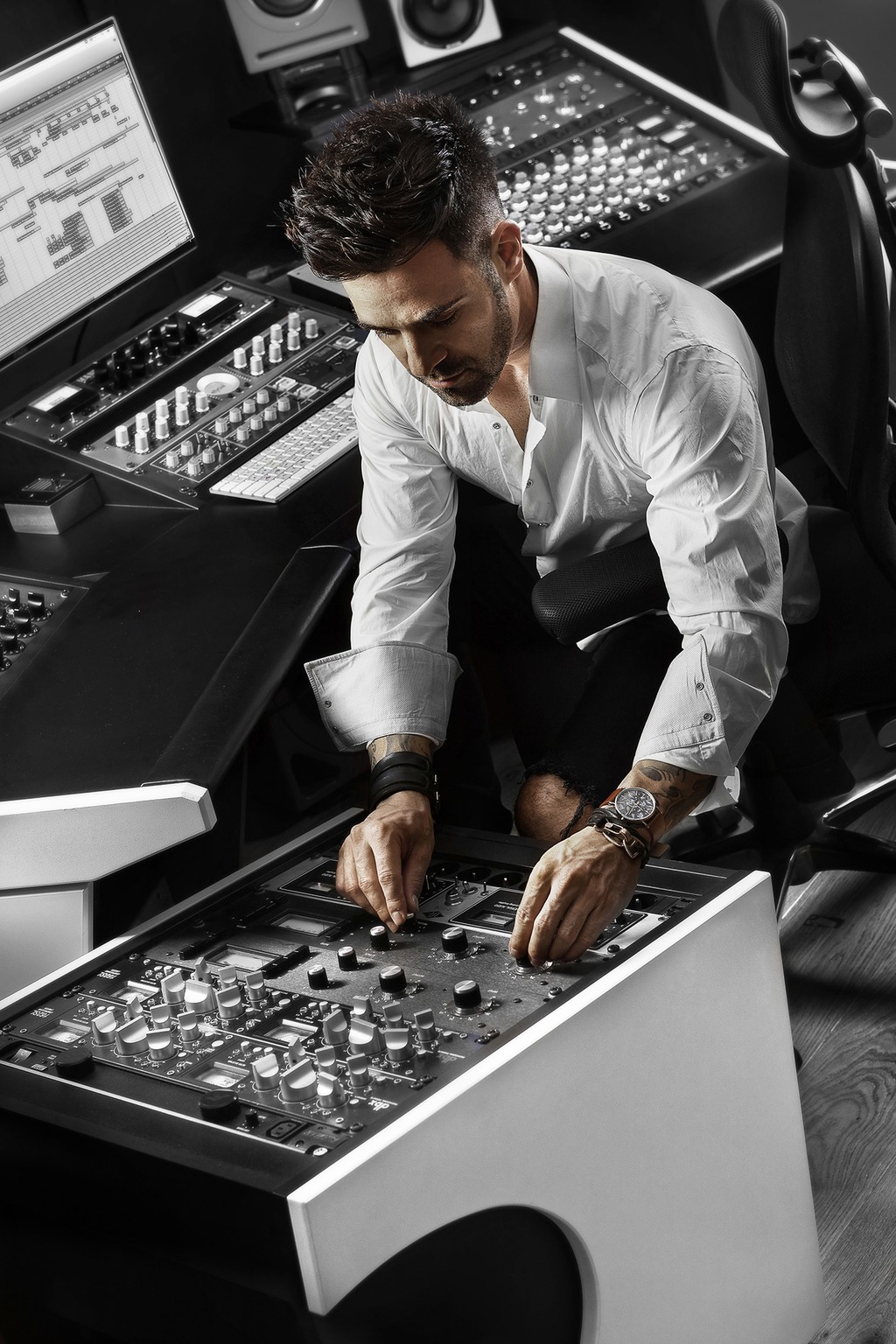 Photographie corporate d'un professionnel en studio de production audio